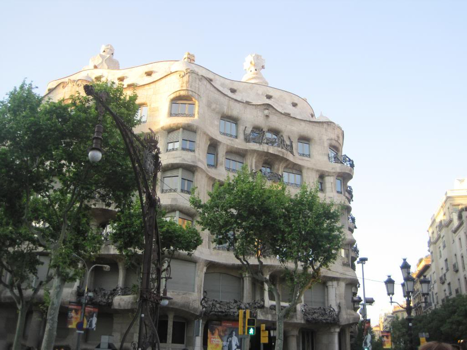 Casa Mila - HD Wallpaper 