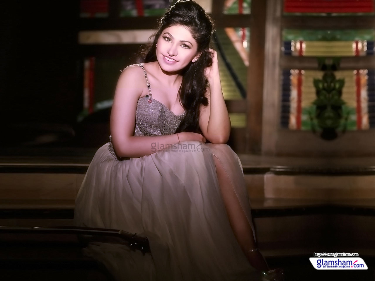 Tulsi Kumar Actress Wallpapers Glamsham - Singer Tulsi Kumar - HD Wallpaper 