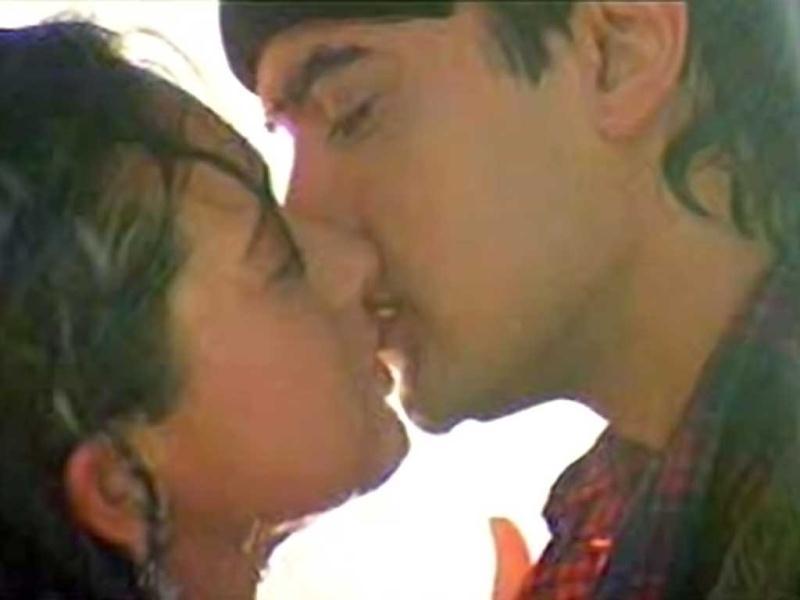 One Of The First Of It S Kind, Aamir Khan And Karisma - Aamir Karishma Lip Lock - HD Wallpaper 