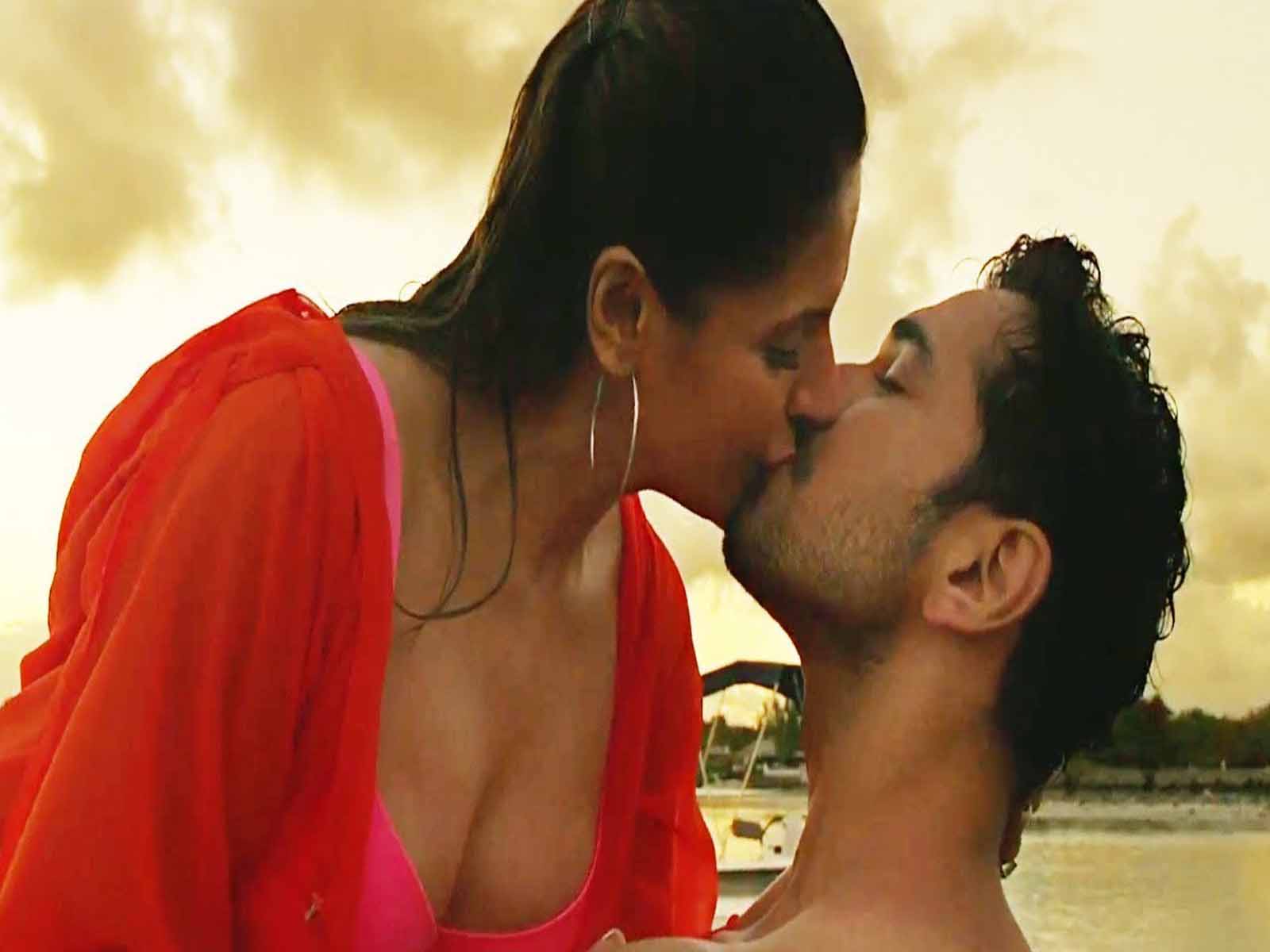 Zareen Khan Lip Kiss In Aksar 2 Hot Leaked Photos - Aksar 2 Hot Kiss - HD Wallpaper 