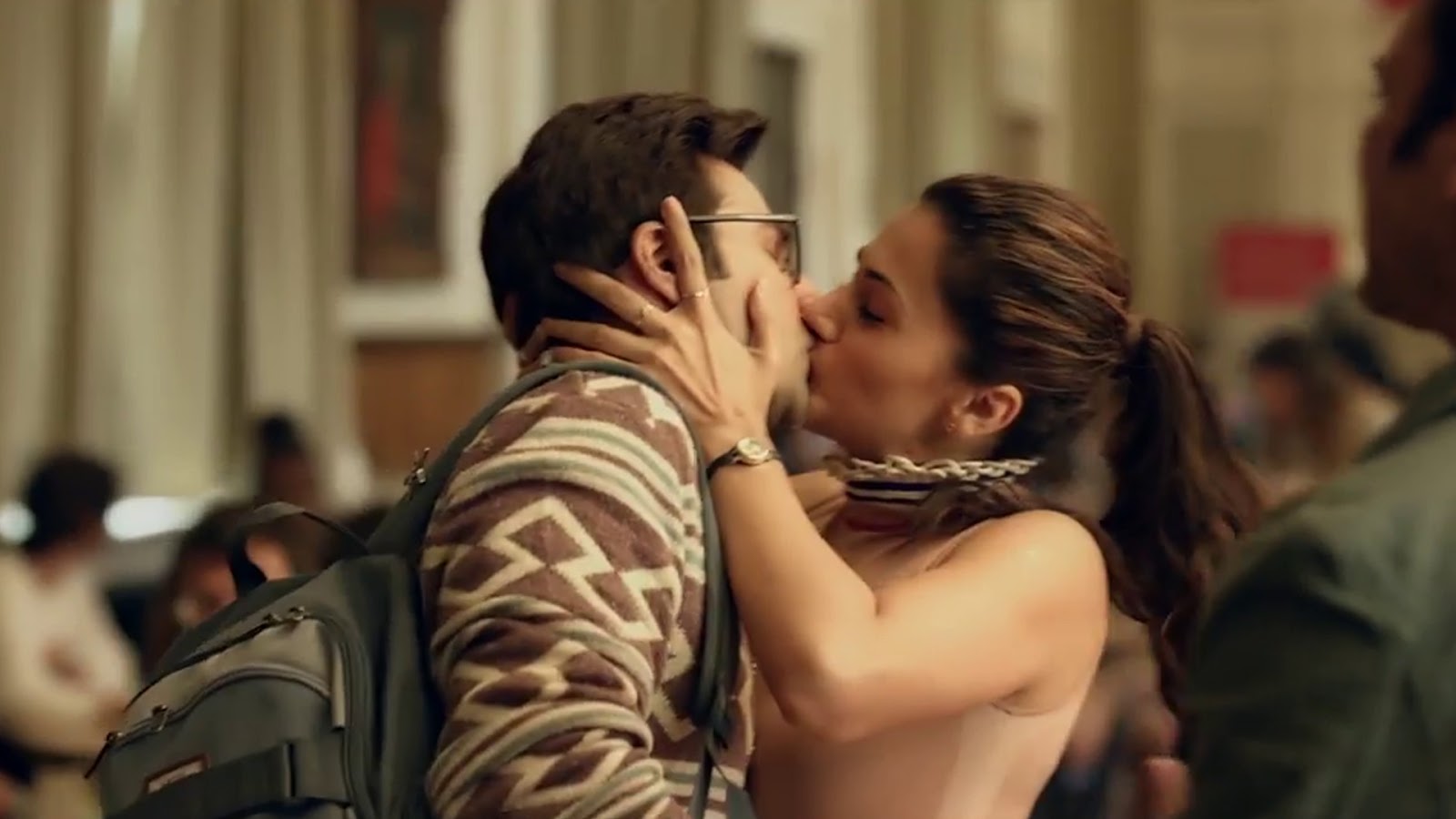 Varun Dhawan Jacqueline Fernandez Kiss - HD Wallpaper 