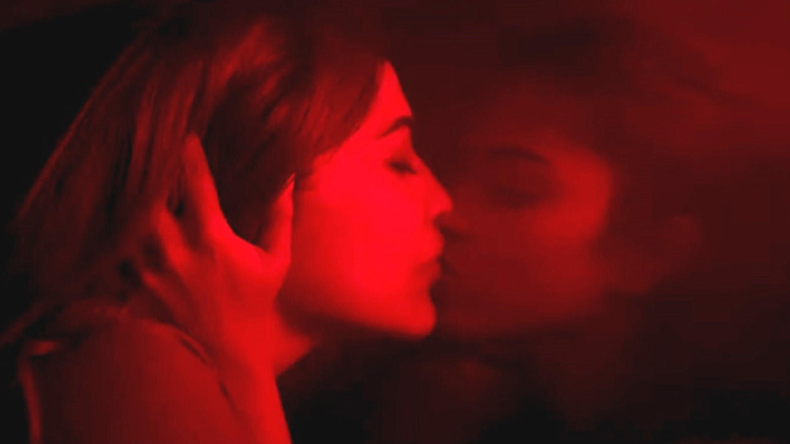 Amala Paul Nude Aadai Scenes - HD Wallpaper 