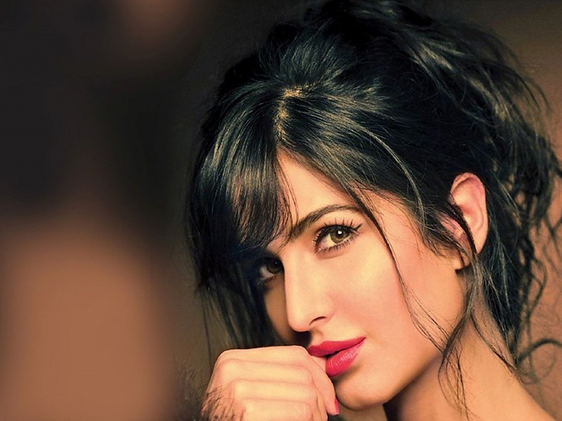 Beautiful Katrina Kaif In Red Lips Wallpaper - Katrina Kaif Lipstick Shades - HD Wallpaper 