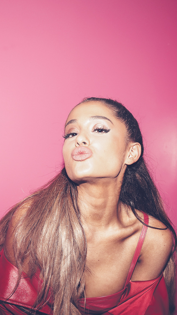 Ariana Grande Kiss Face - HD Wallpaper 