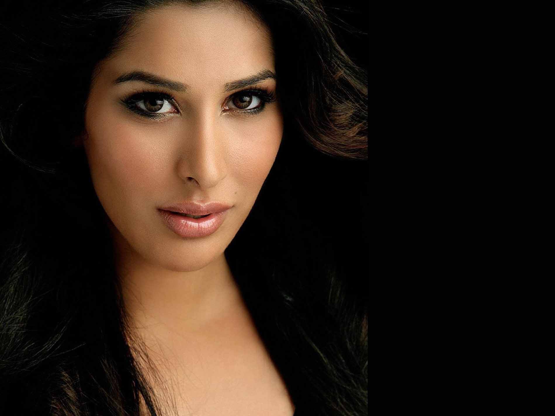 Beautiful Sophie Choudry Close Up Face Lips Hd Images - Sophie Choudry Hd Hot - HD Wallpaper 