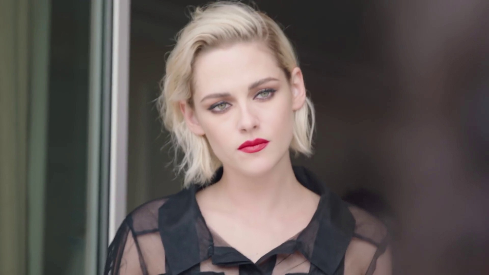 Beautiful Kristen Stewart In Red Lips Actress Hd Wallpapers - Kristen Stewart Gif Chanel - HD Wallpaper 