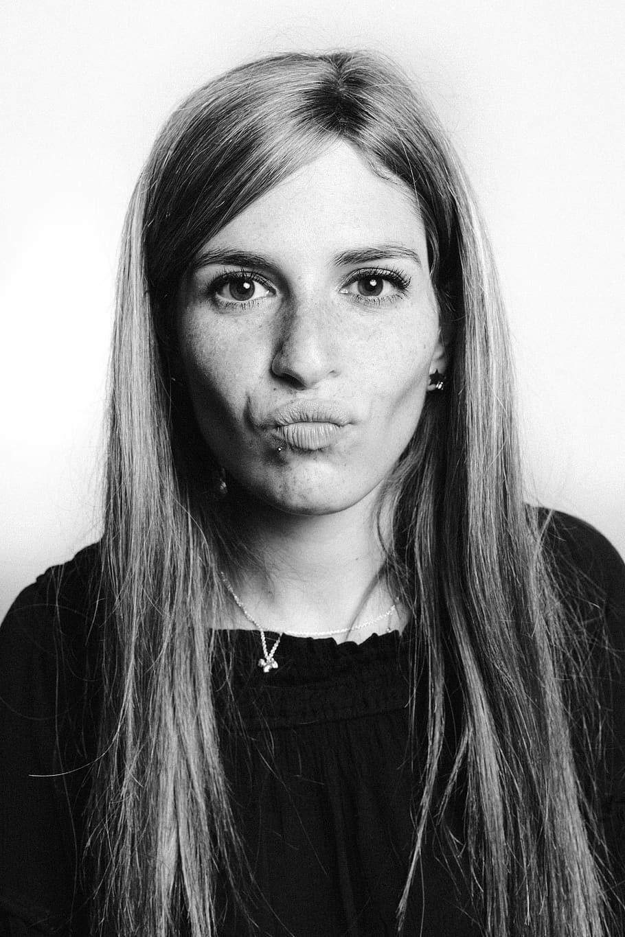 Woman Pouting Her Lips, Attractive, Beautiful, Beauty, - HD Wallpaper 