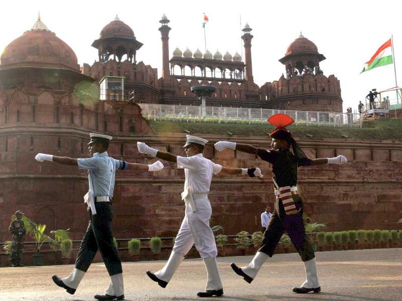 Services Personnel March During Full Dress Rehearsal - Red Fort - HD Wallpaper 