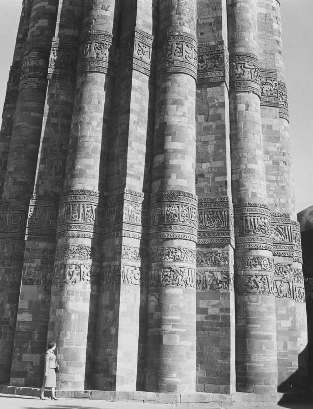 Inscriptions From The Koran On The Base Of The Kutb - Column - HD Wallpaper 