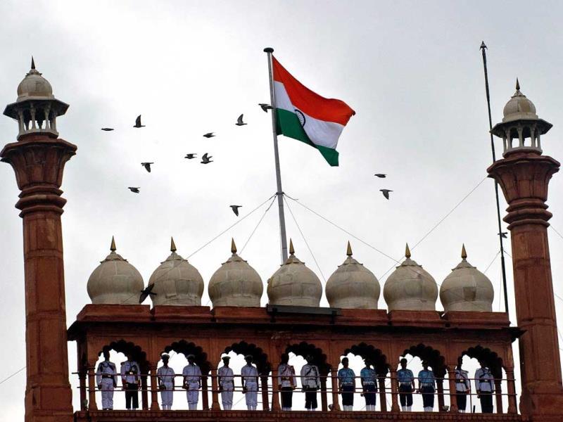 Indian Armed Force Personnnel Stand On The Minarets - Red Fort - HD Wallpaper 