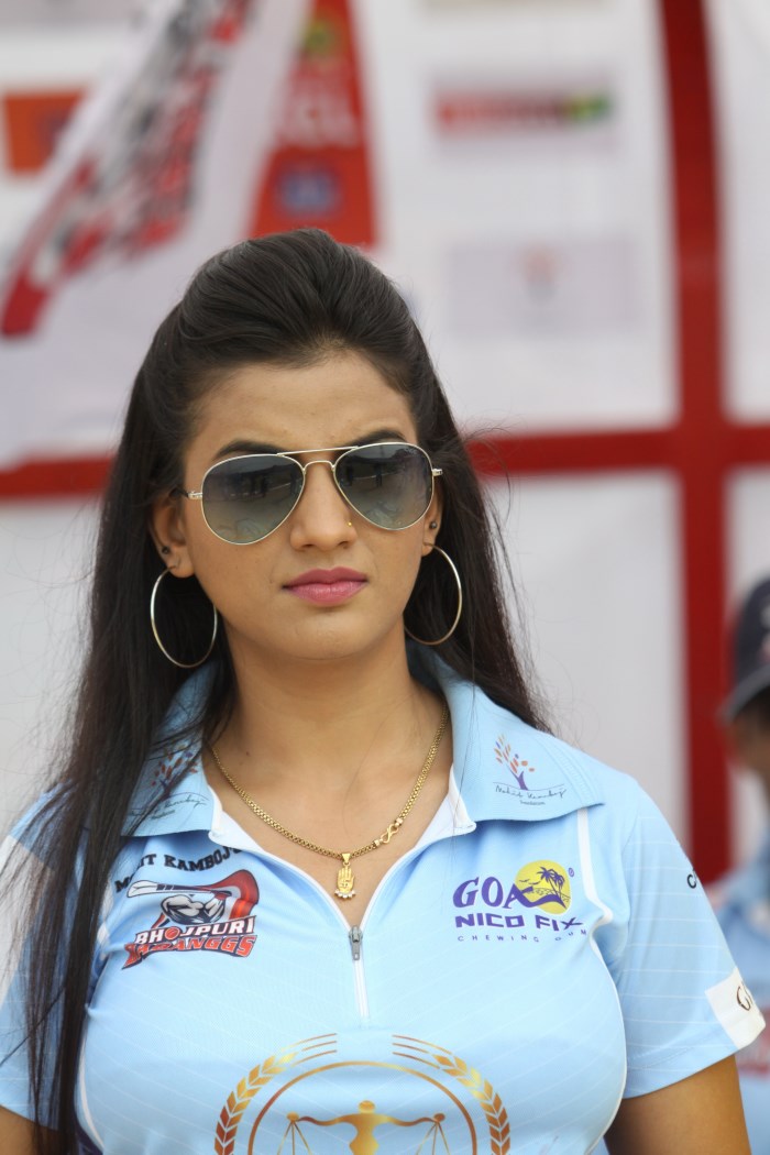 Akshara Singh With T Shirt Of Bhojpuri Dabanggs Team - Akshara Singh Bhojpuri Actress - HD Wallpaper 