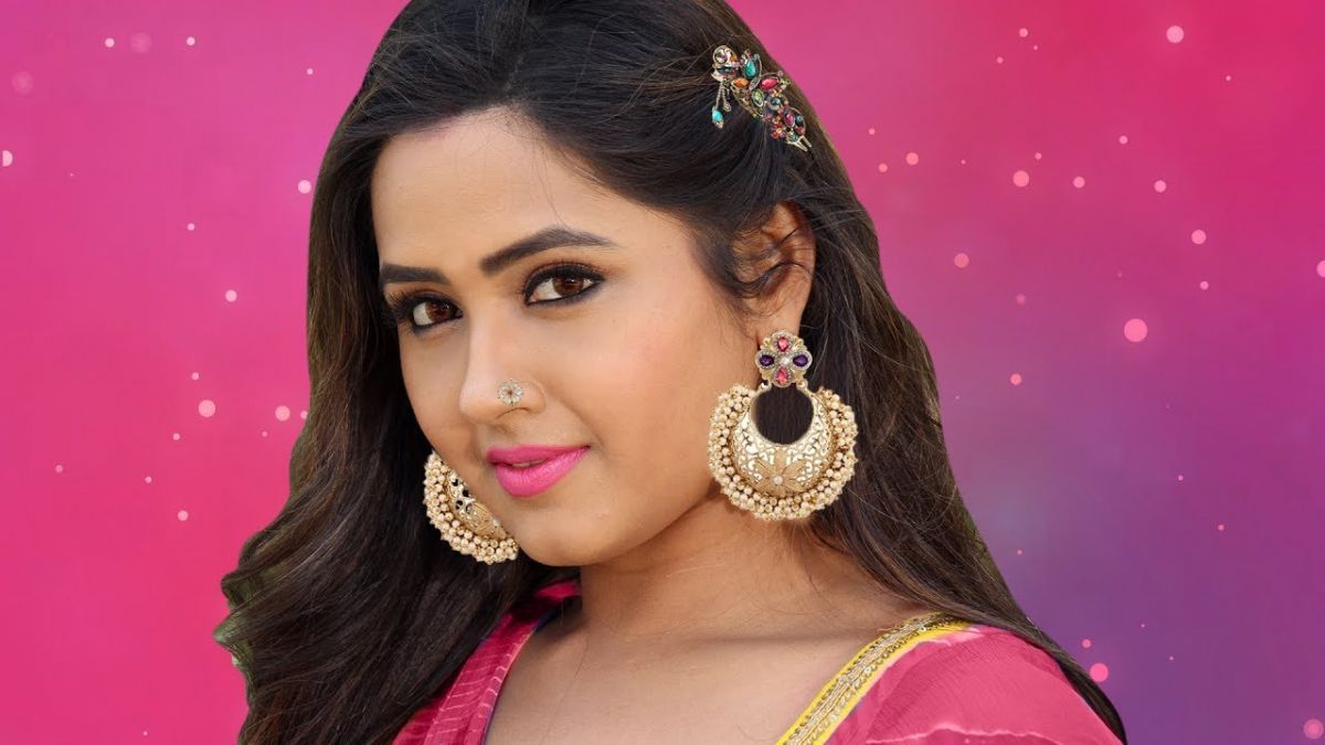Kajal Raghwani Fed Cake To Amrapali Dubey, Fans Clicked - Kajal Raghwani Photo Hd - HD Wallpaper 