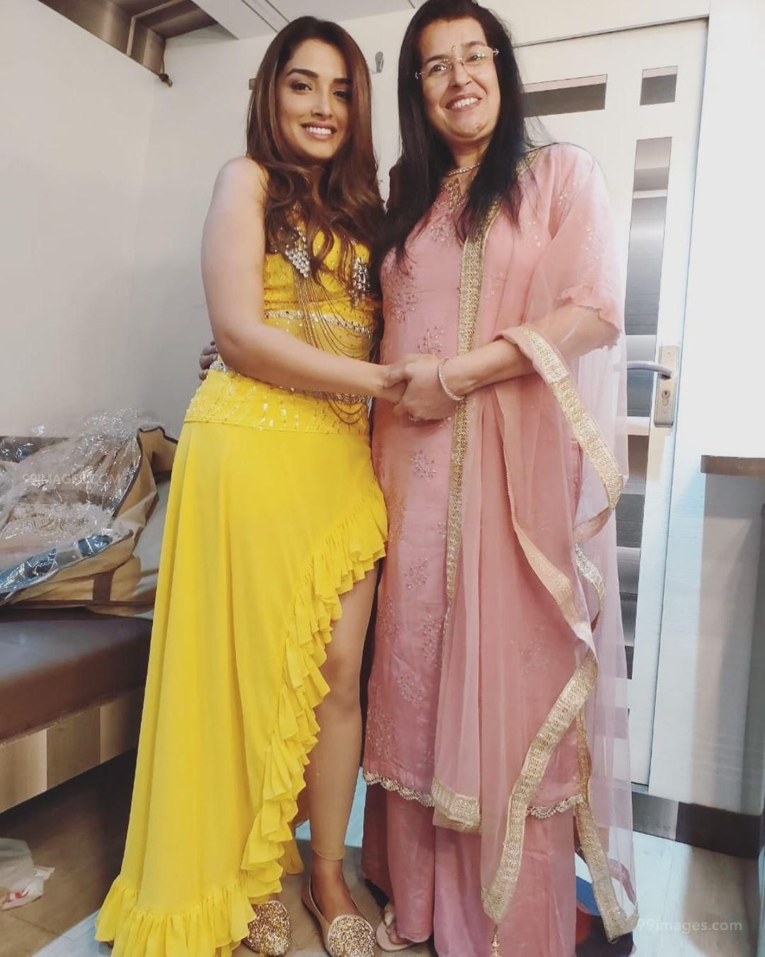 Amrapali Dubey Hot Hd Photos & Mobile Wallpapers 
 - Amrapali Dubey - HD Wallpaper 