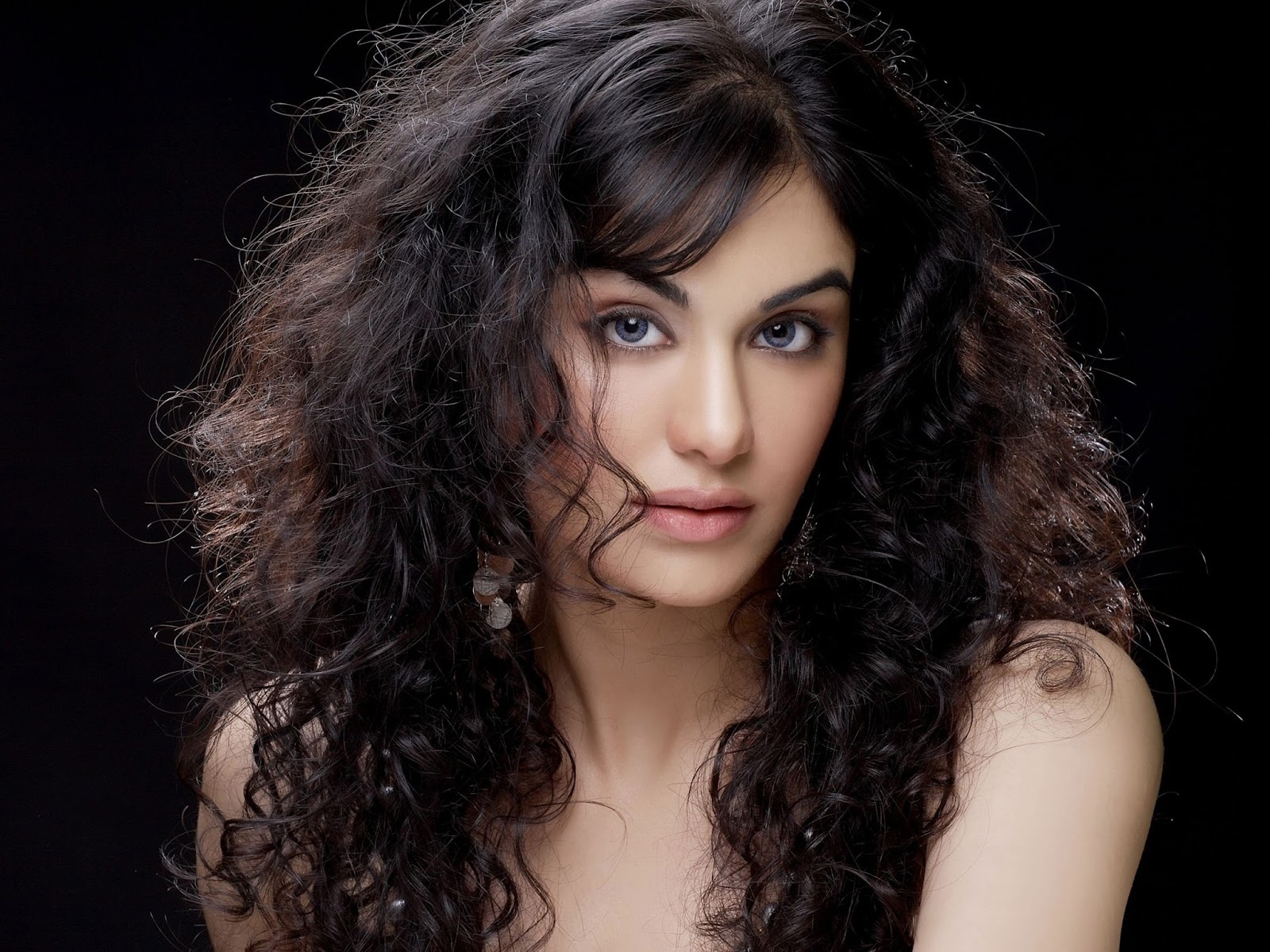 Commando 2 Movie Actress Adah Sharma Images, Hd Wallpapers - Adah Sharma Curly Hair - HD Wallpaper 