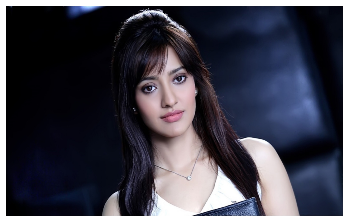 Neha Sharma Wallpaper - Jayantabhai Ki Luv Story Heroin - HD Wallpaper 