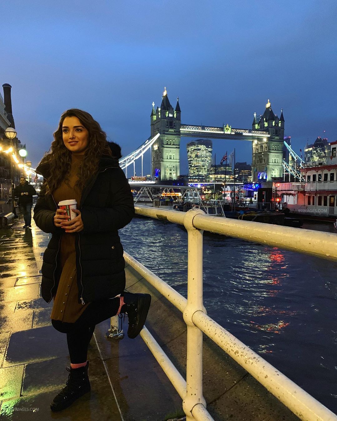 Amrapali Dubey Hot Hd Photos & Mobile Wallpapers 
 - Urban Area - HD Wallpaper 