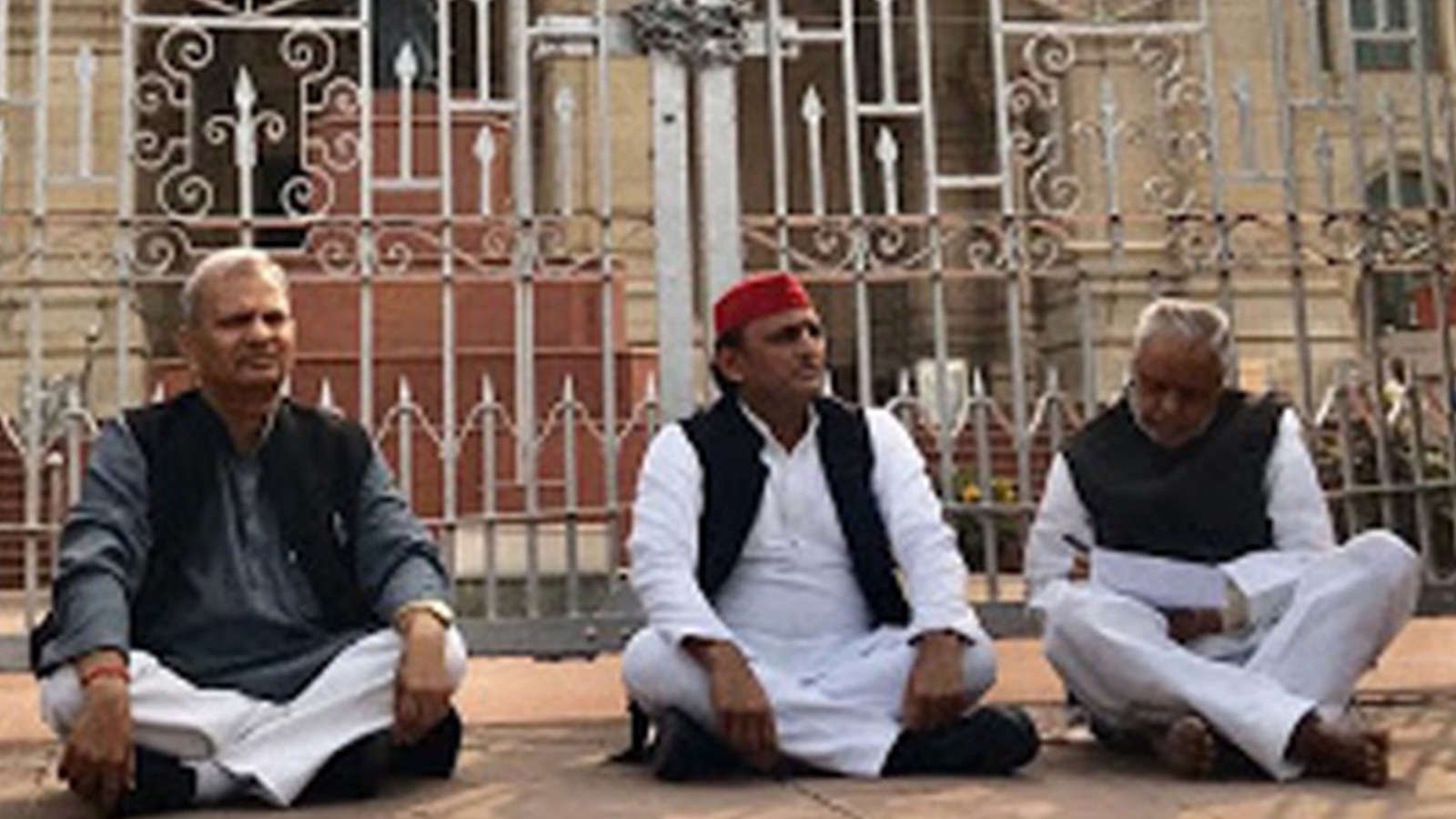 Akhilesh Sits On Dharna To Protest Unnao Case To Conduct - Unnao Incident Akhilesh Sits On Dharna Outside Vidhan - HD Wallpaper 