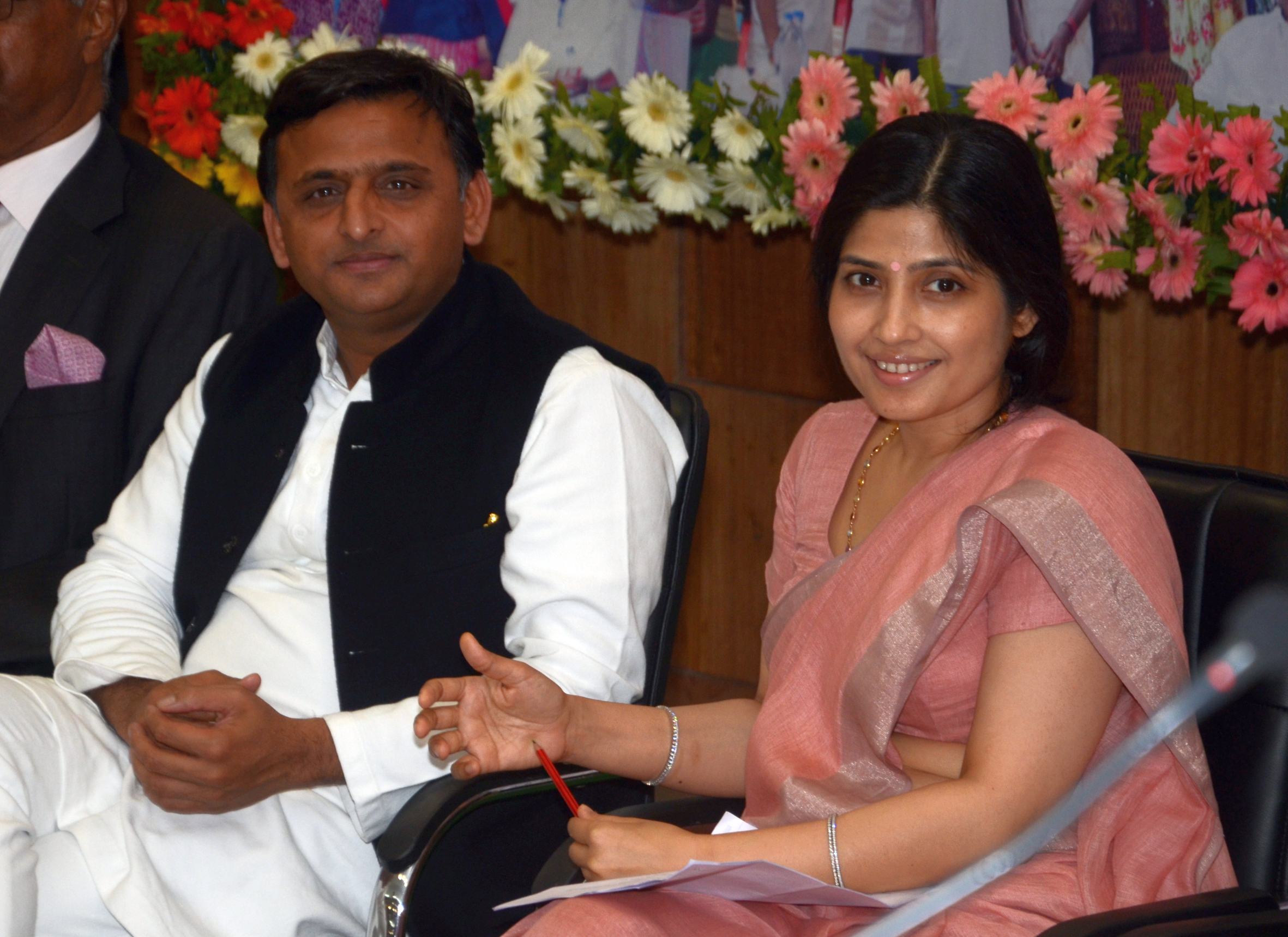 Akhilesh Yadav Dimple Yadav - HD Wallpaper 