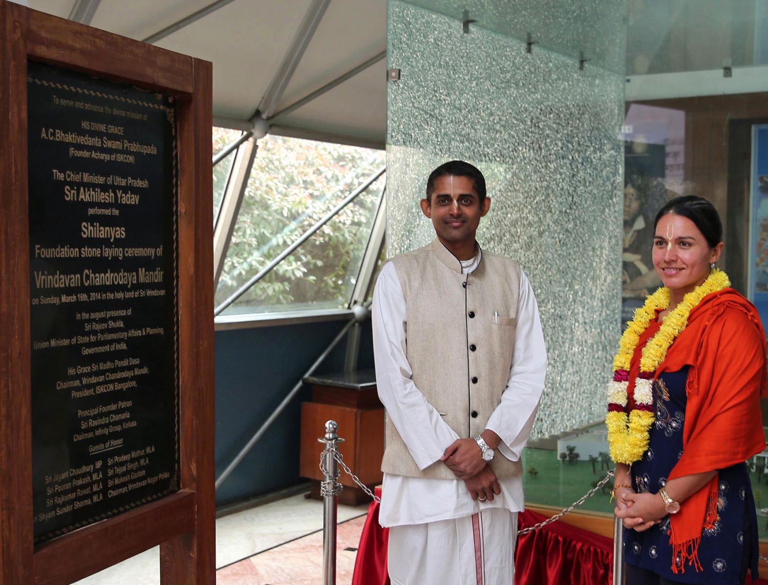 Tulsi Gabbard In Temple - HD Wallpaper 