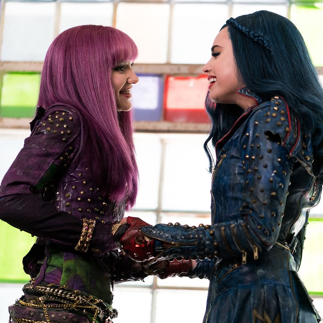 Dove And Sofia Carson - Descendants Mal And Evie - HD Wallpaper 