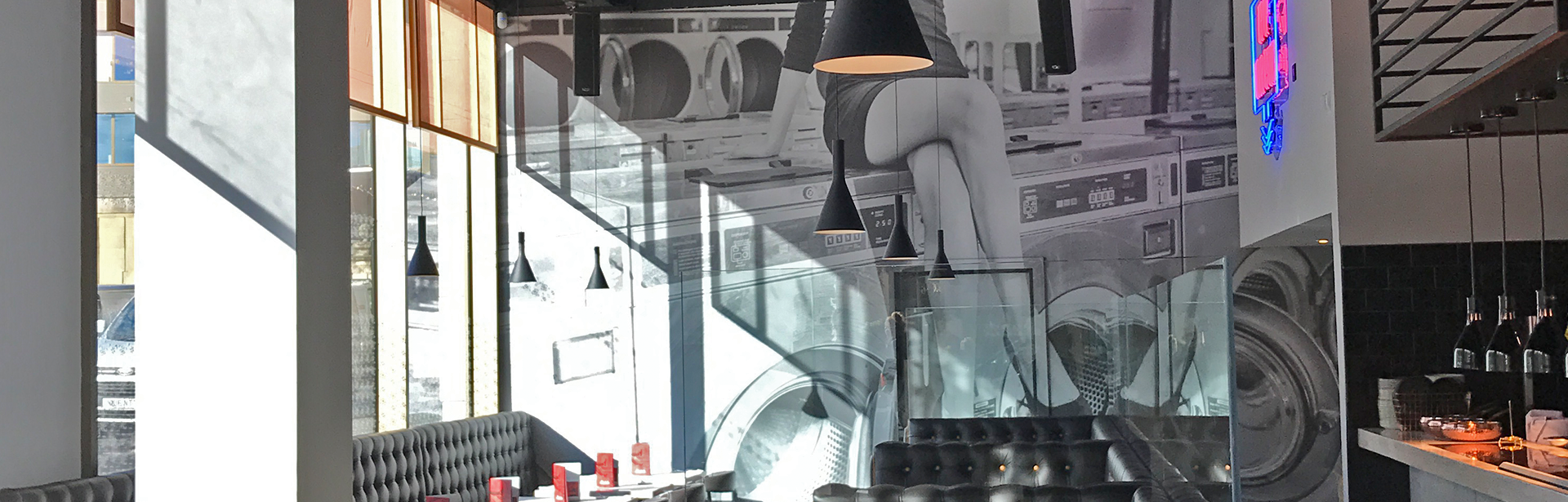 Printed Wallpaper Of A Women Sat On A Washing Machine - Interior Design - HD Wallpaper 