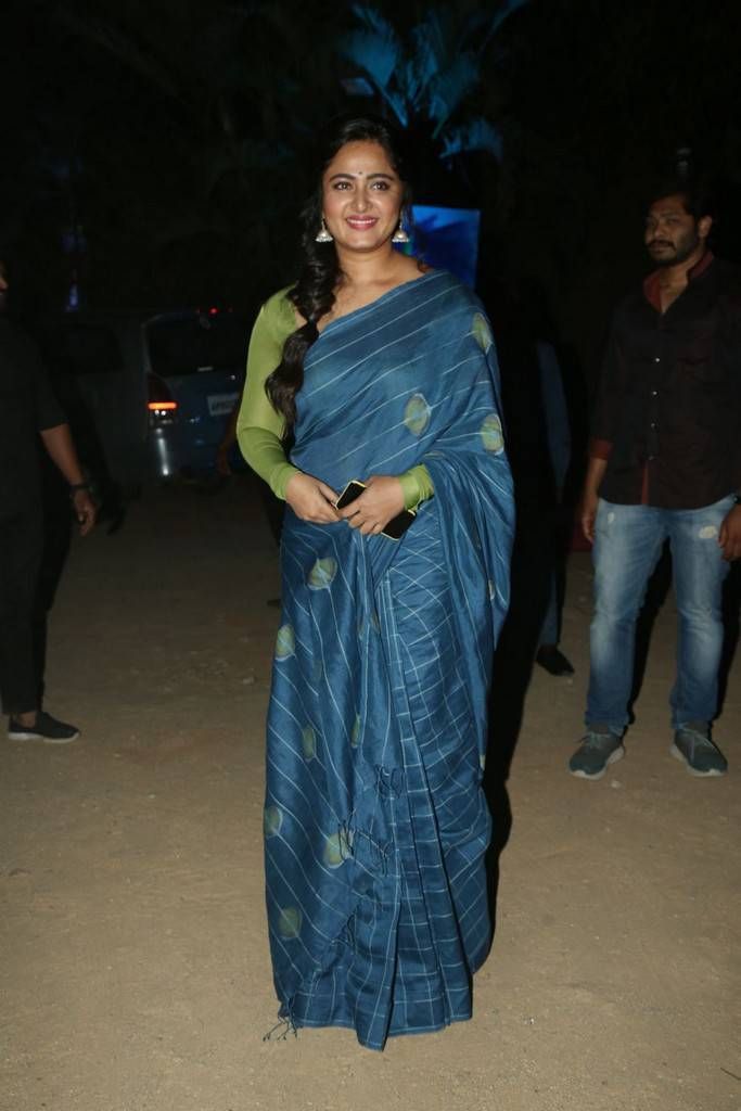 Anushka Shetty Blue Saree - HD Wallpaper 