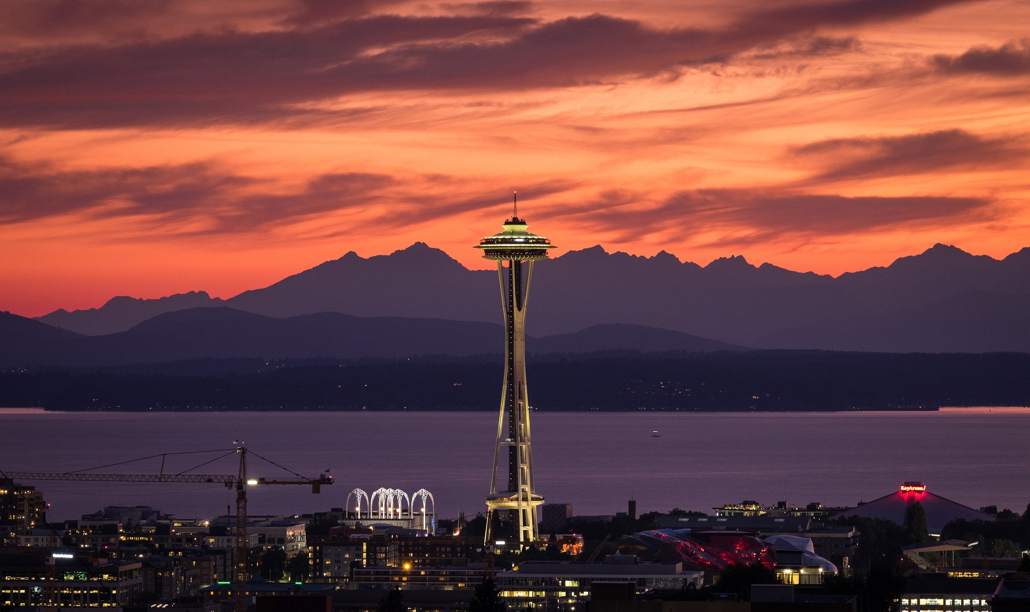Space Needle At Sunset Seattle Wallpaper - Seattle Space Needle Sunset -  2048x1217 Wallpaper 