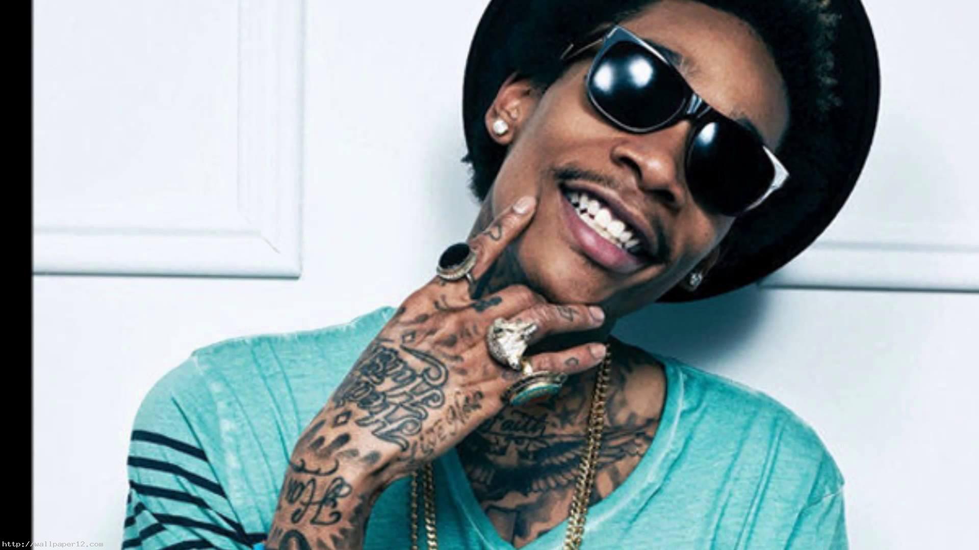Wiz Khalifa Smoking Wallpaper - Wiz Khalifa Image Download - HD Wallpaper 