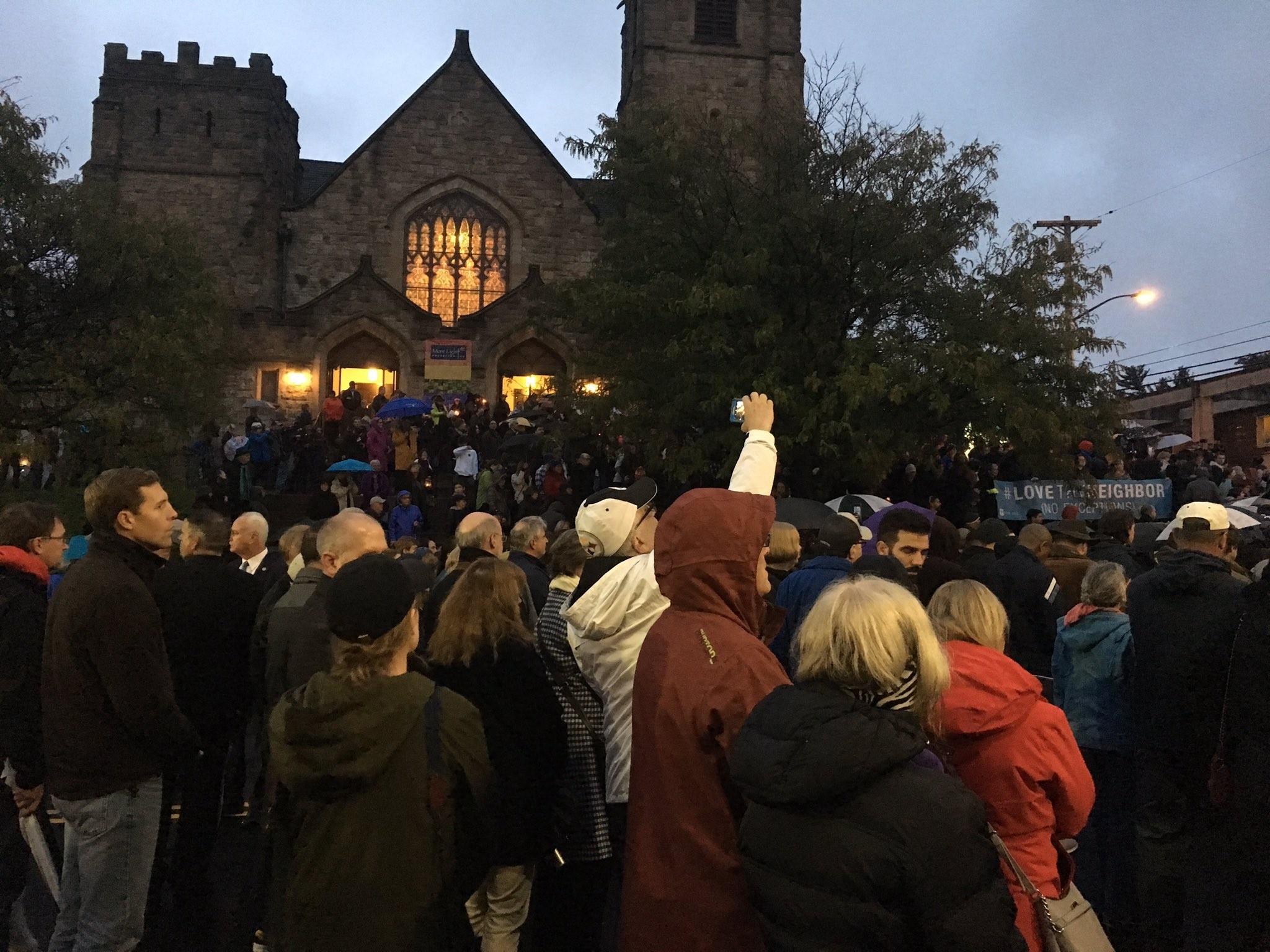 Hundreds Gathered At The Intersection Of Murray And - Squirrel Hill Shooting - HD Wallpaper 