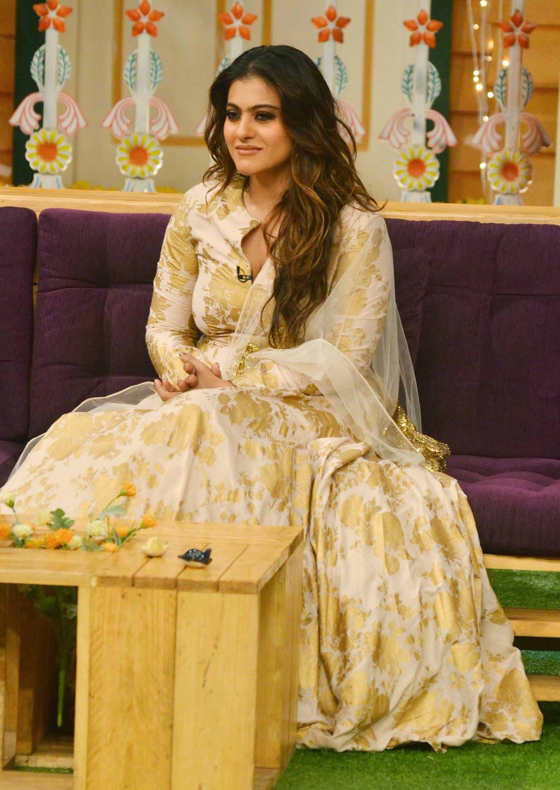 Kajol Ajay Devgan Kapil Sharma Show - HD Wallpaper 