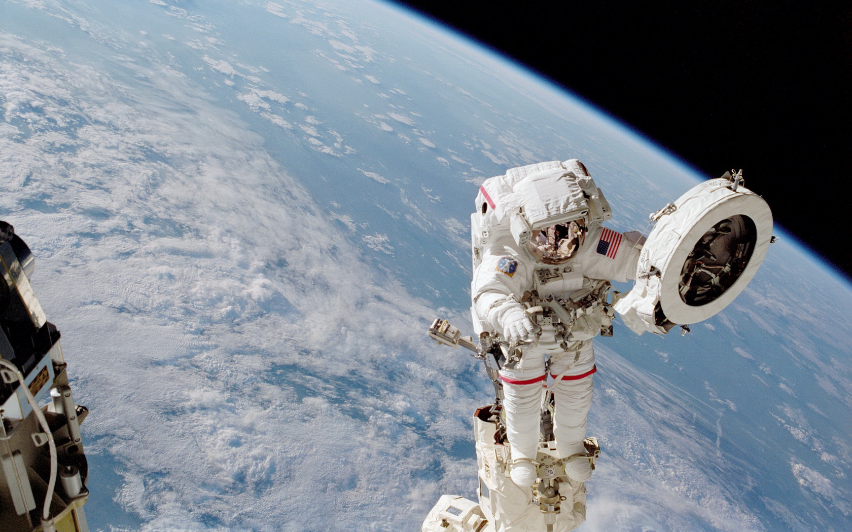 Earth From Space Astronaut Space Station - Sunita Williams In Space Walk - HD Wallpaper 