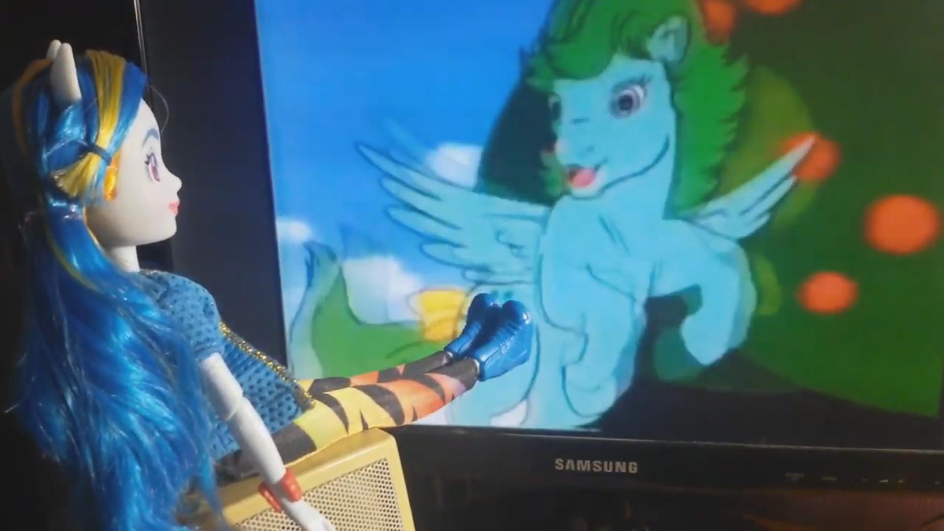 Rainbow Dash Watching The Movie - Cartoon - HD Wallpaper 