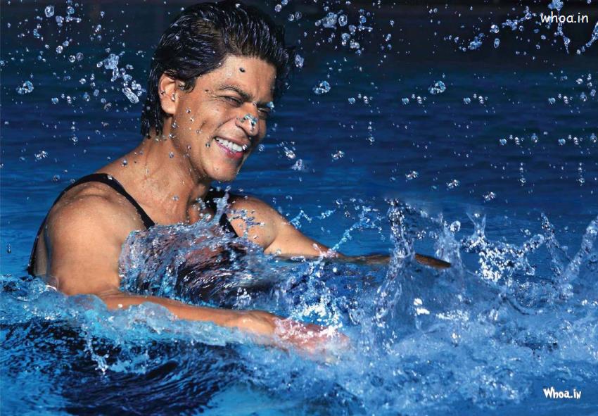 Shah Rukh Khan In Swimming Pool Hd Wallpaper - Shahrukh Khan Swimming Pool - HD Wallpaper 