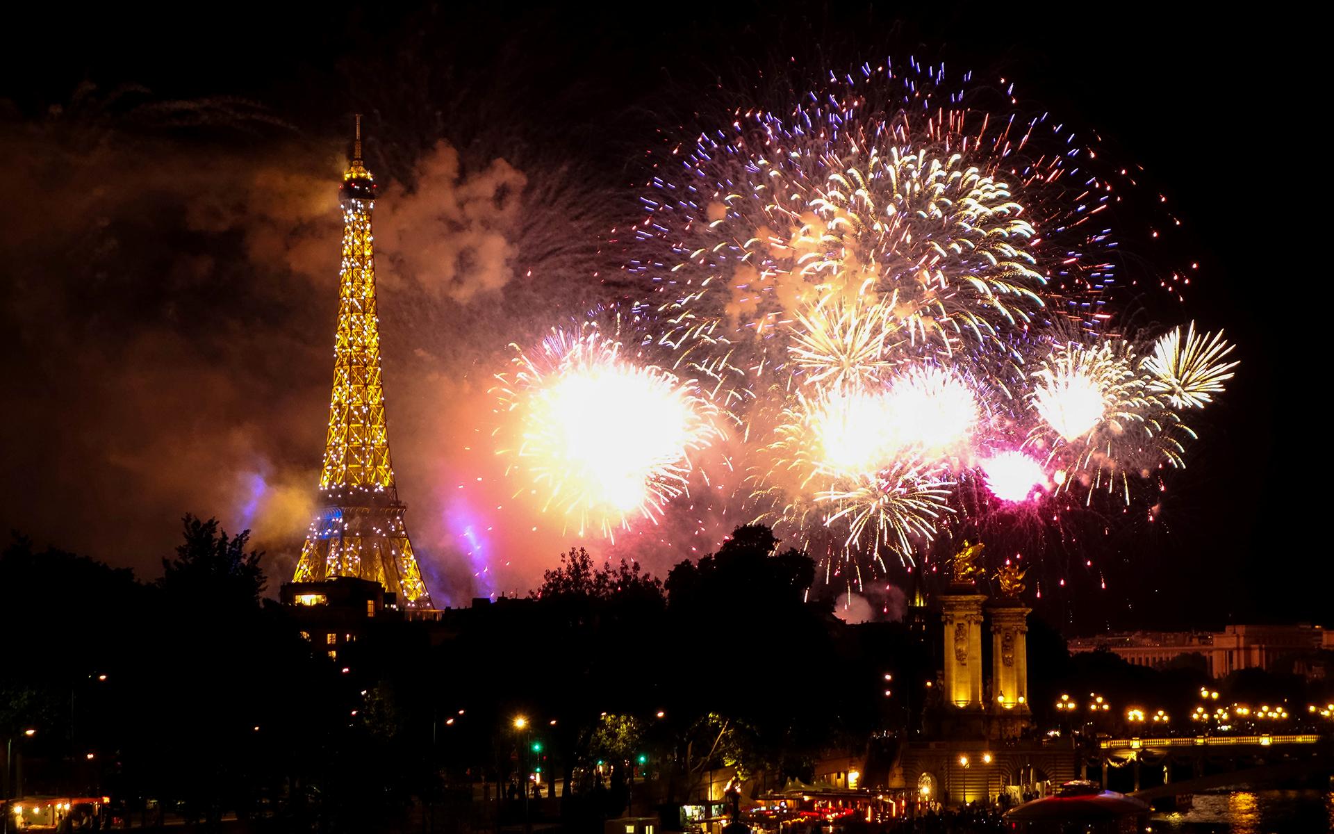 Eiffel Tower At Night Wallpaper - Fireworks - HD Wallpaper 