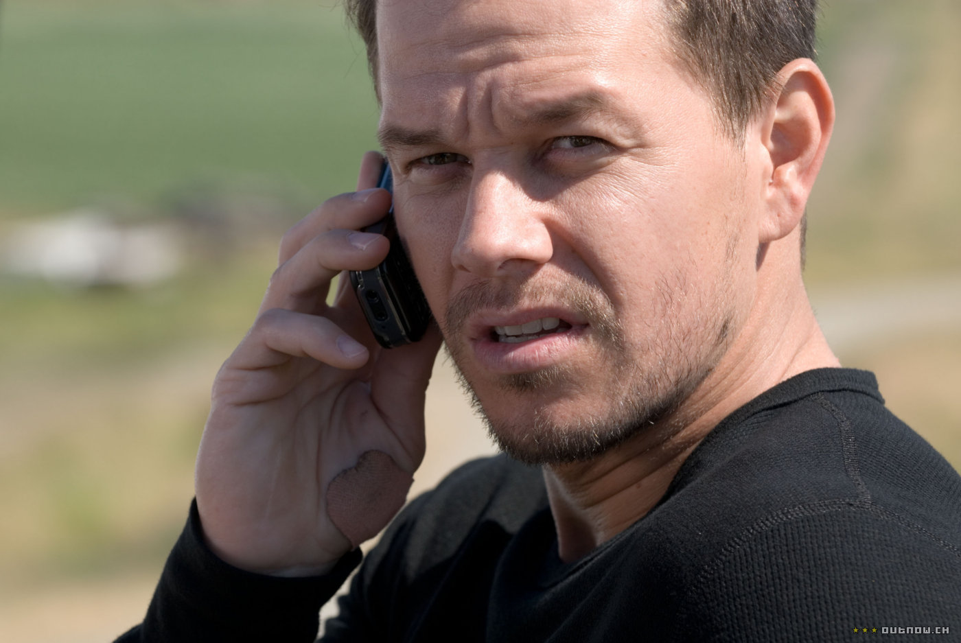 Mark Wahlberg On Phone - HD Wallpaper 