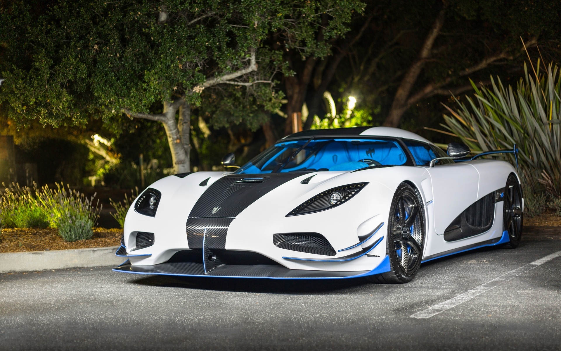 Koenigsegg Agera R, Parking, Hypercars, White Agera - White Koenigsegg Agera R - HD Wallpaper 