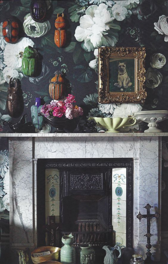 Dark Floral Wallpaper On The Fireplace Wall To Make - Floral Wallpaper Ellie Cashman - HD Wallpaper 