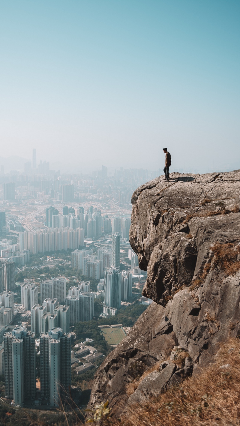 Wallpaper Cliff, Man, City, Aerial View, Height, Loneliness - Guy On A Cliff With City On Background - HD Wallpaper 