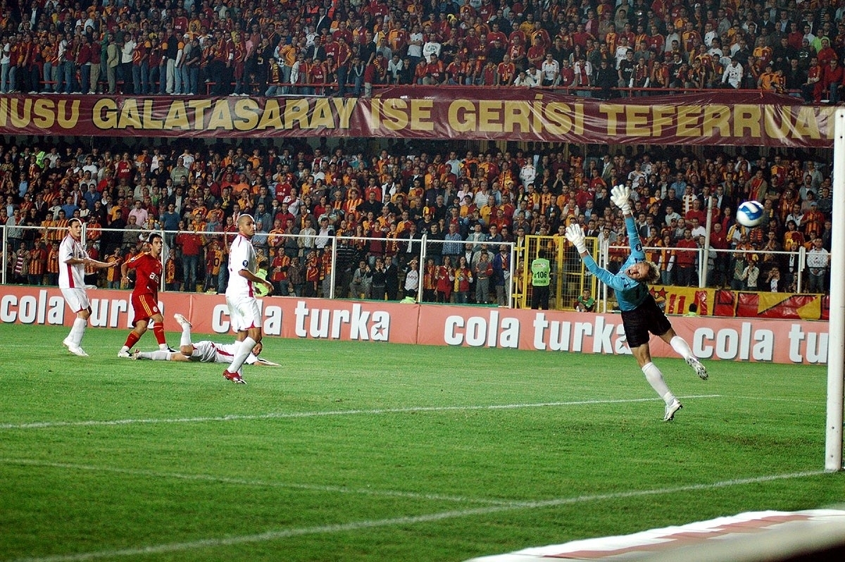 Galatasaray Sk Arda Turan Ali Sami Yen Football Stars - Soccer-specific Stadium - HD Wallpaper 