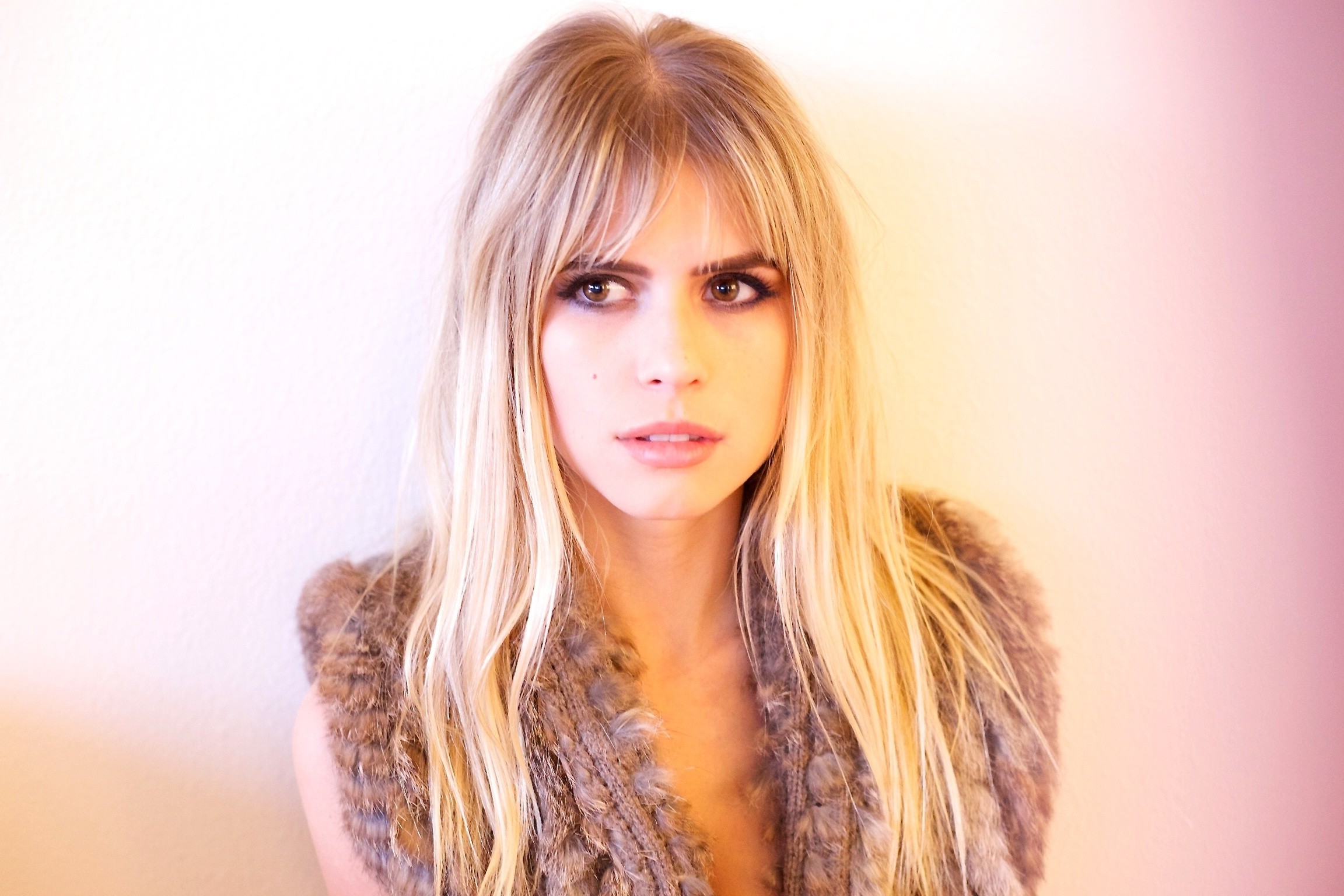 Carlson Young Transparent - HD Wallpaper 