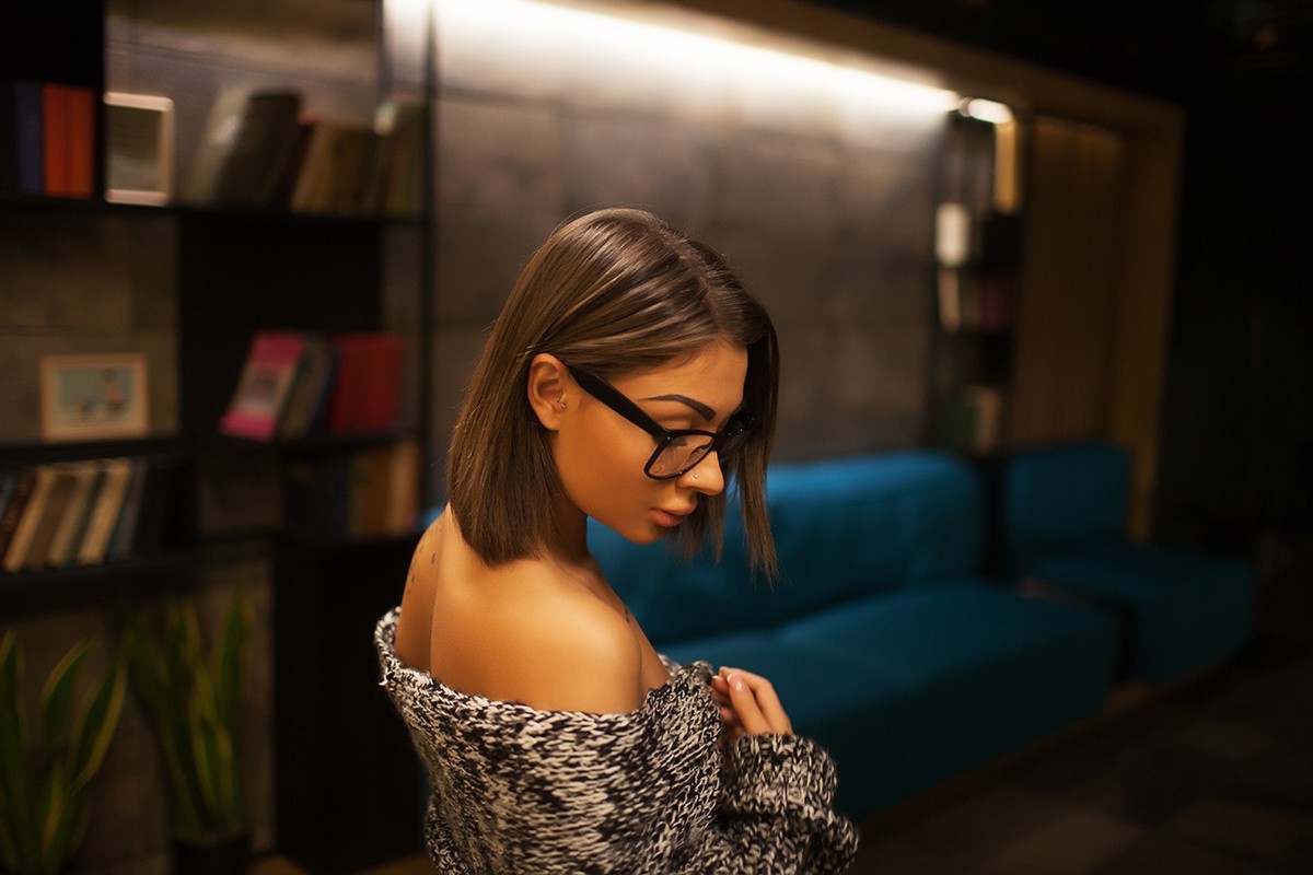 Women With Glasses Looking Down - HD Wallpaper 