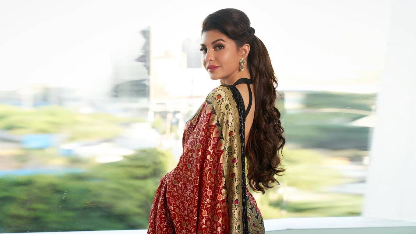 Jacqueline Fernandez Wallpapers - Jacqueline Fernandez In Saree - HD Wallpaper 