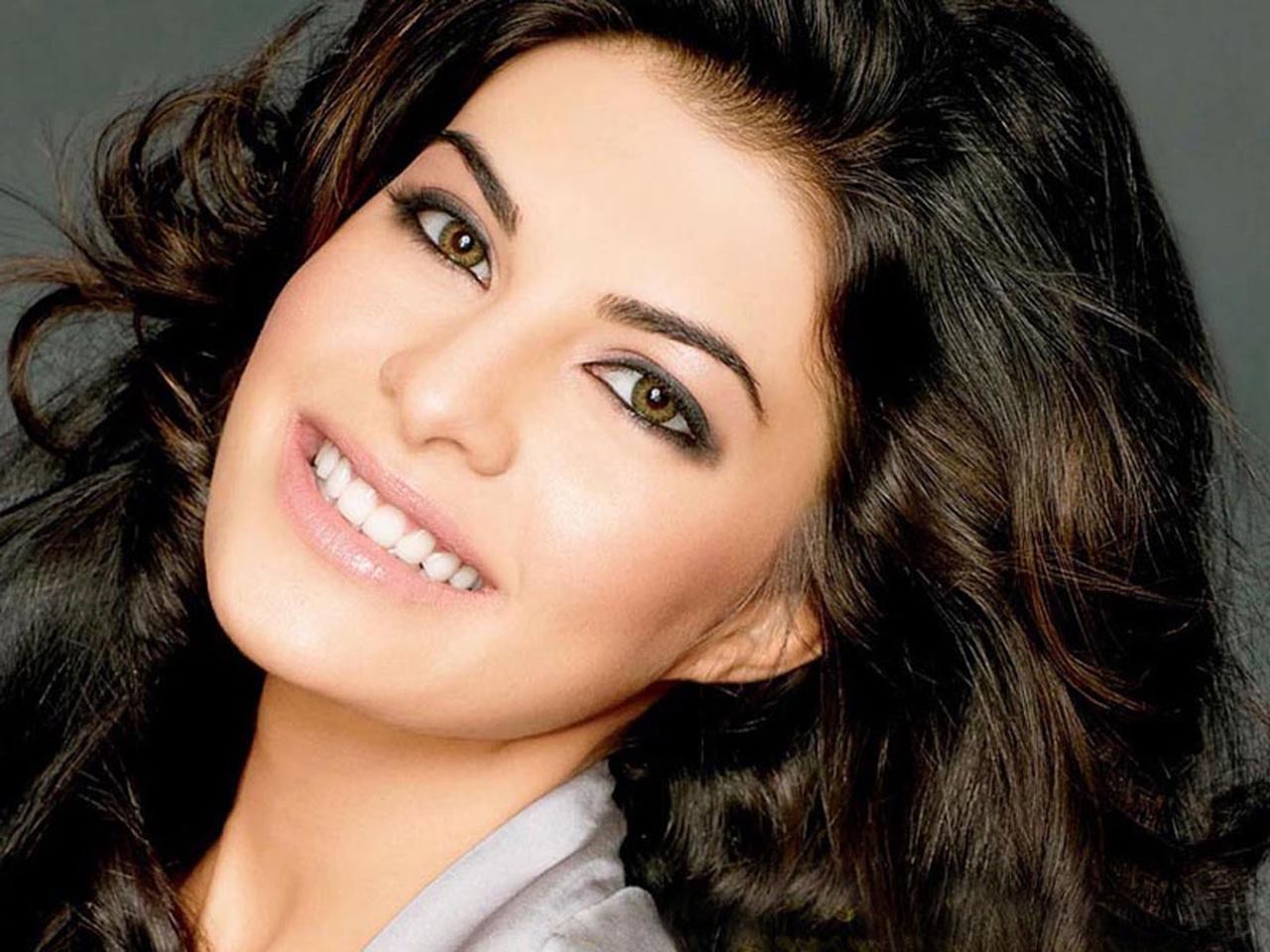 Jacqueline Fernandez Close Up Hd Wallpaper - Jacqueline Fernandez In Close Up - HD Wallpaper 