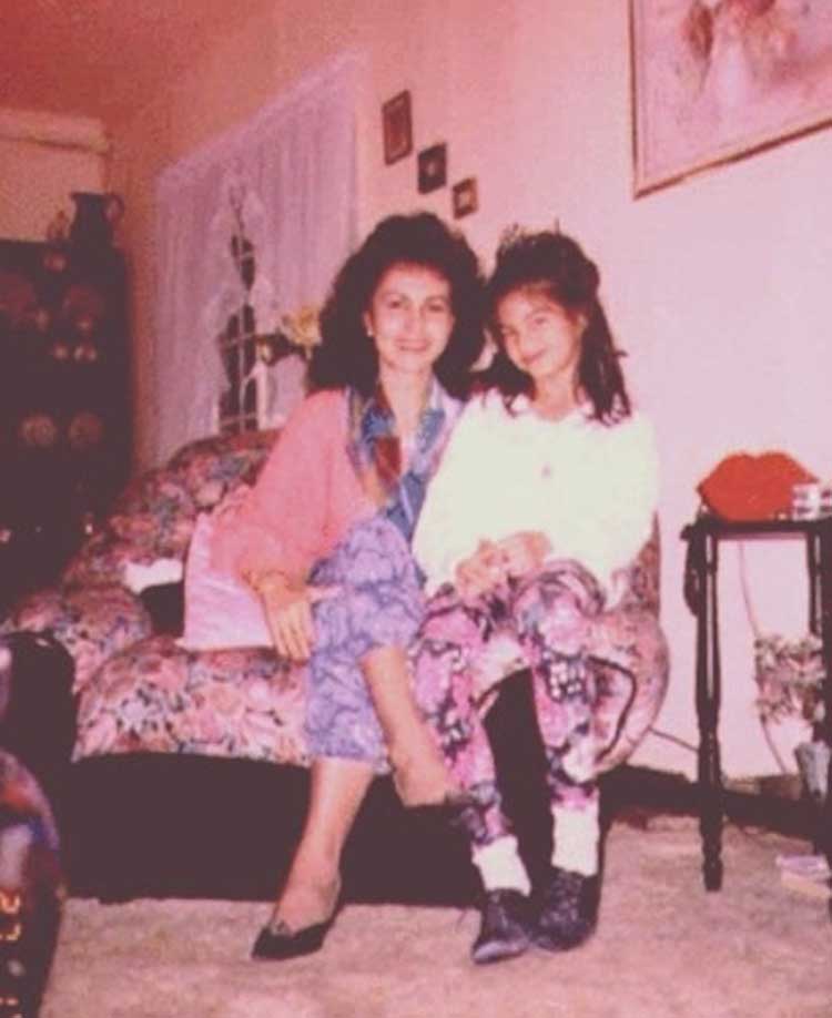 Jacqueline Fernandez’s Throwback Photo With Her Mother - Jacqueline Fernandez Childhood - HD Wallpaper 