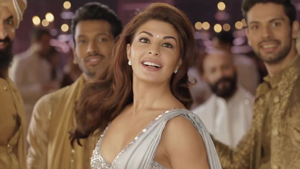 Jacqueline Fernandez Silver Saree - HD Wallpaper 