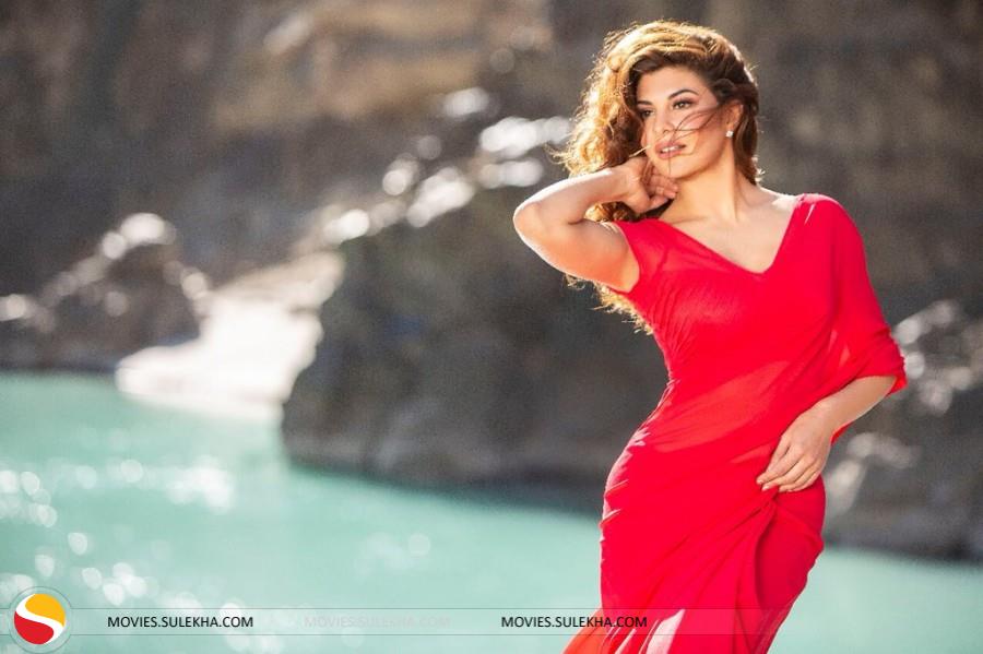 Jacqueline Fernandez Hot Wallpaper - Race 3 Song Selfish - HD Wallpaper 