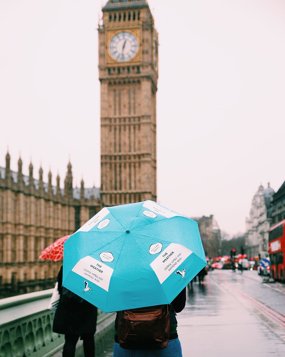 Person Taking Photo On Big Ben, Person With Cyan Umbrella - Big Ben - HD Wallpaper 