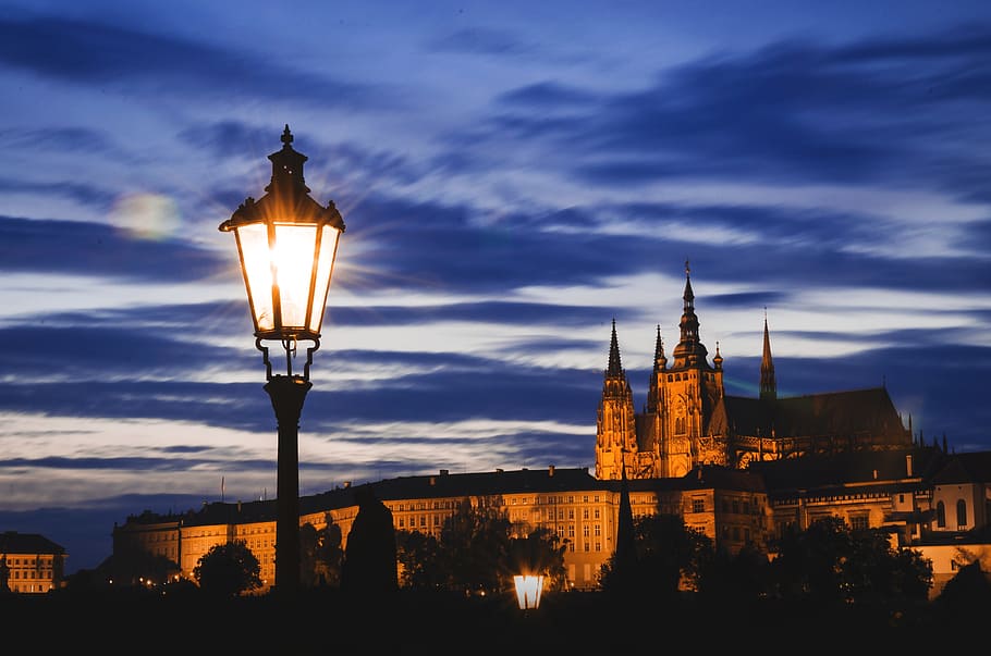 Hradcany, Prague, Lantern, Castle, Night, Evening, - Praha - HD Wallpaper 