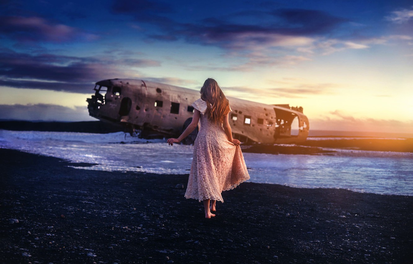Photo Wallpaper The Wreckage, Girl, The Plane, Tj Drysdale, - Photography Travels The World - HD Wallpaper 