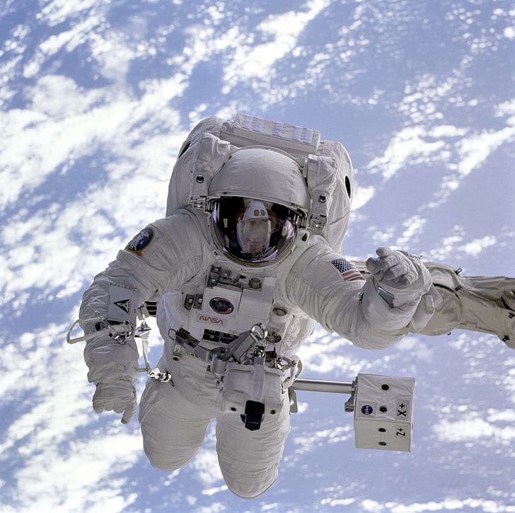 Astronaut, Astronomy, Cosmos, Discovery, Earth, Galaxy, - Astronaut Spacewalk - HD Wallpaper 